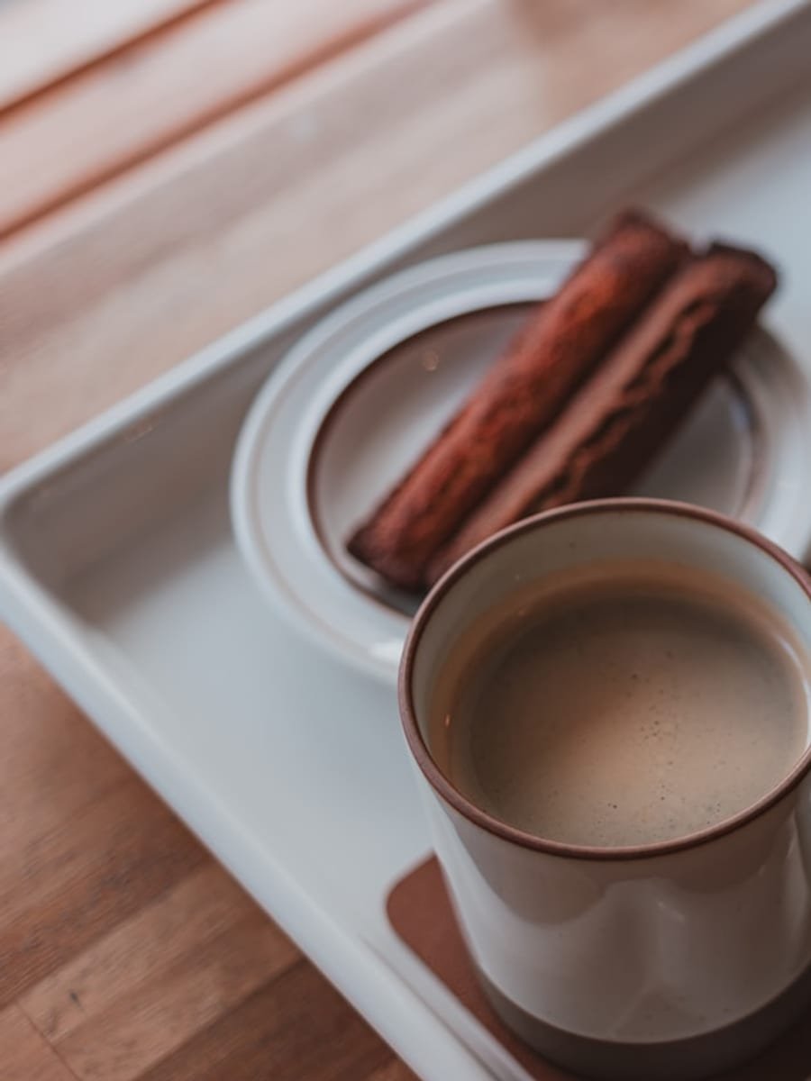 Zwei Tassen Kaffee und Gebäck auf einem Tablett