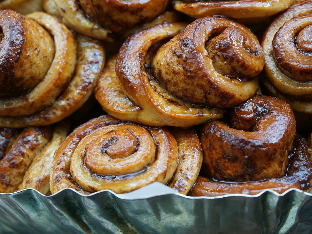 Frisch gebackene Zimtschnecken nebeneinander