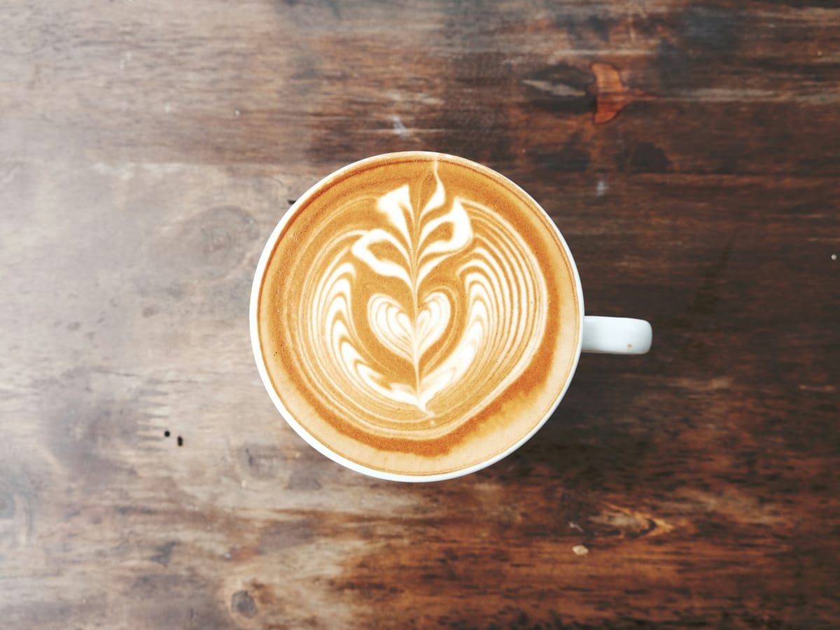 Kaffee in einer weißen Tasse