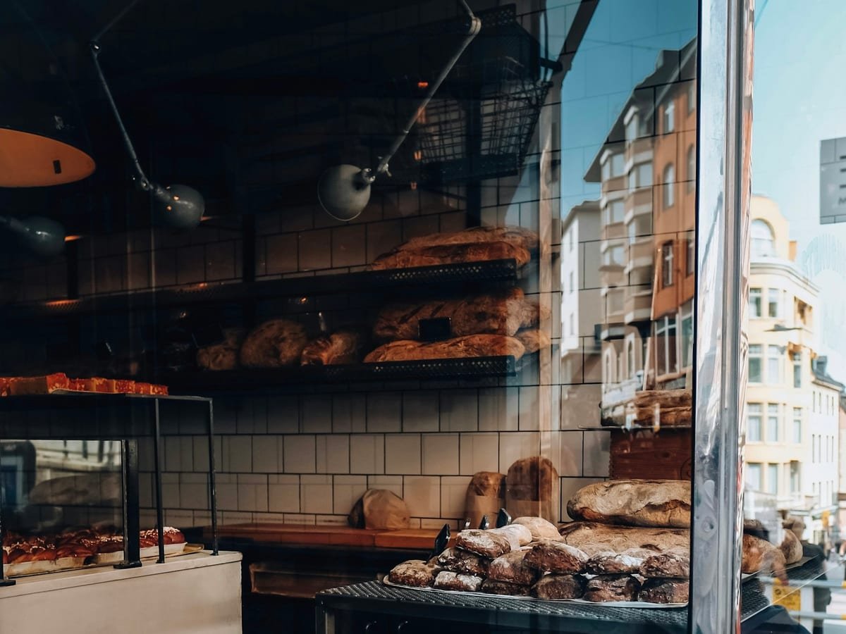 Vitrine mit Gebäck hinter Glas