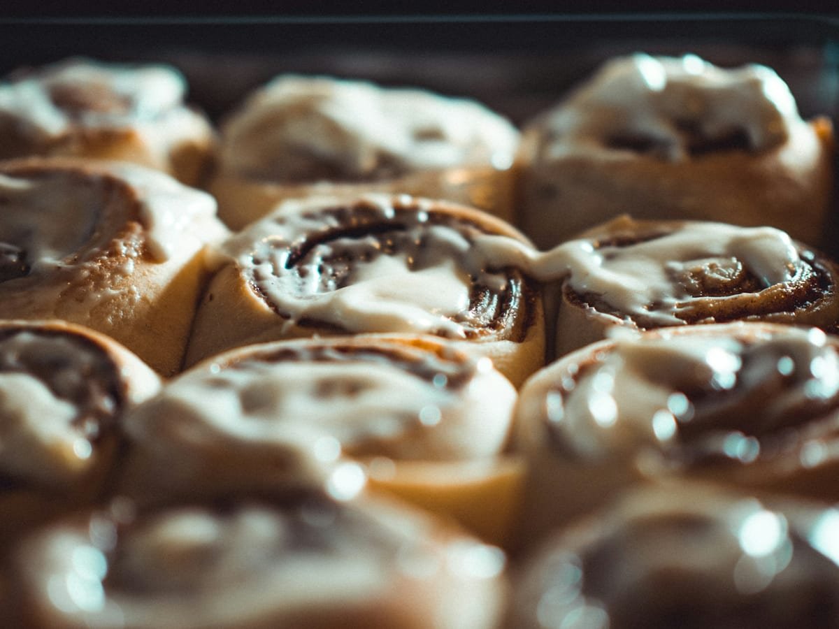 Frisch gebackene Zimtschnecken mit Zuckerguss