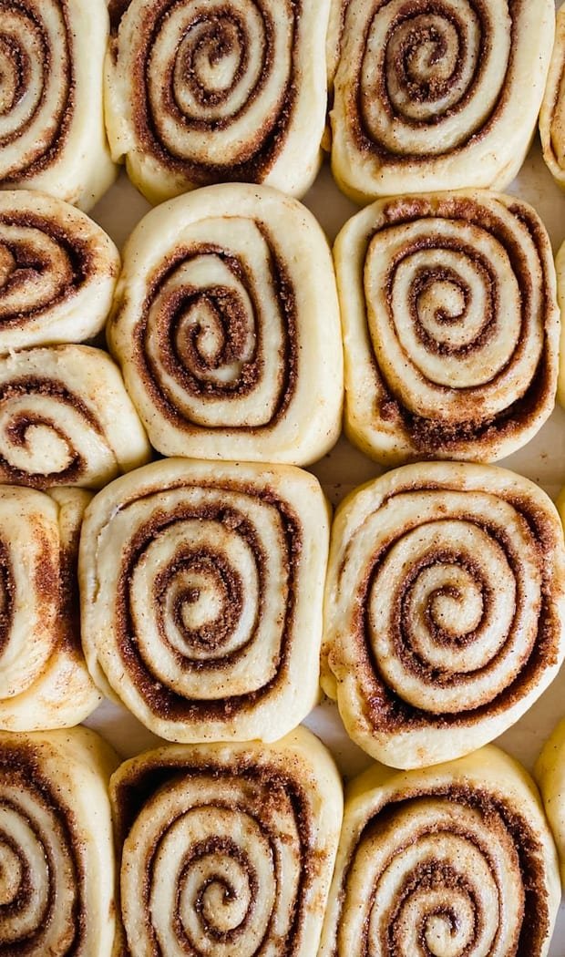 Frisch glasierte Zimtschnecken dicht an dicht